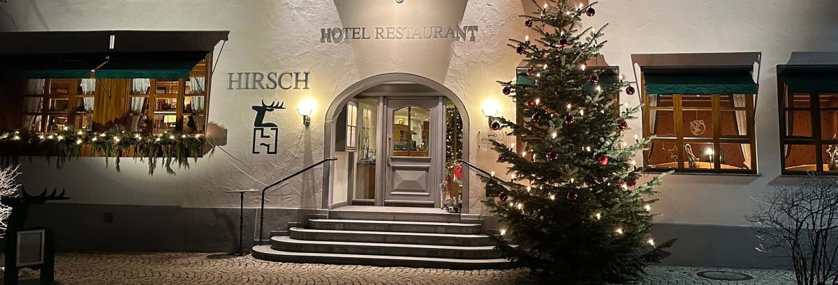 Winterliche Außenaufnahme des Romantik Hotel | Restaurant Hirsch auf der Schwäbischen Alb