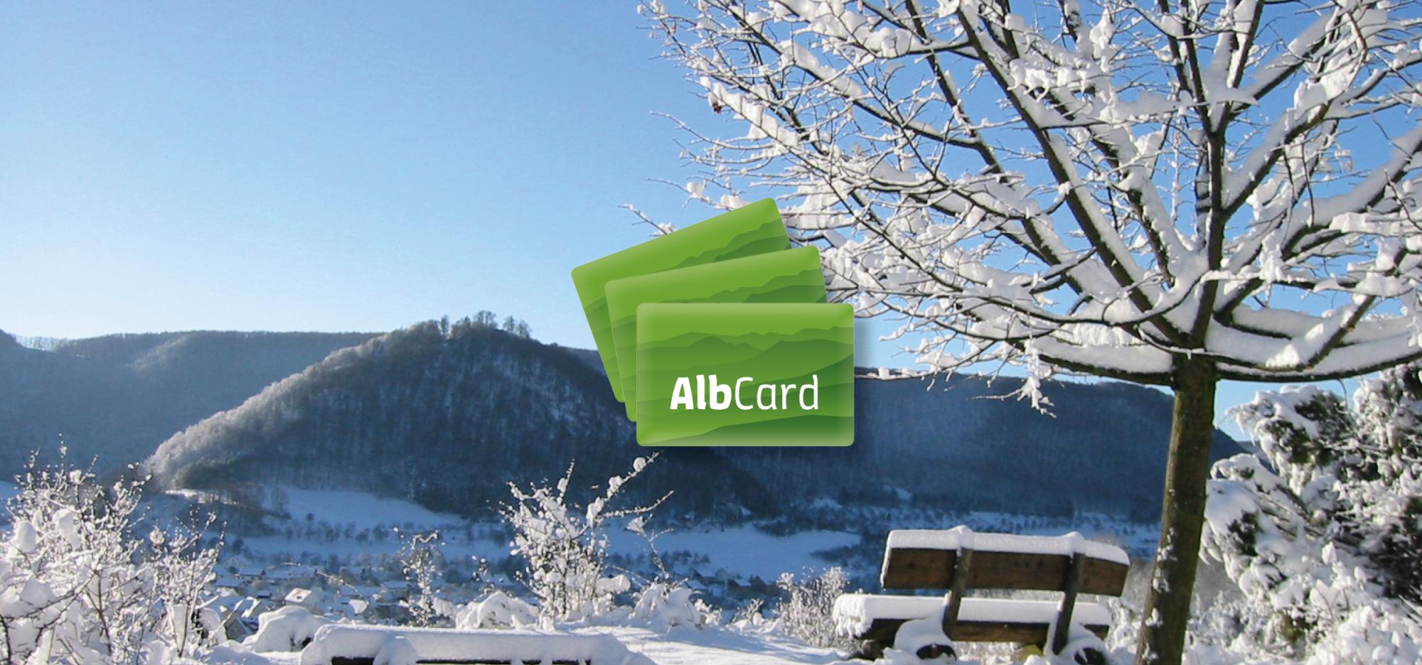 AlbCard, die kostenlose Gästekarte für die Schwäbische Alb, inmitten einer Landschaft