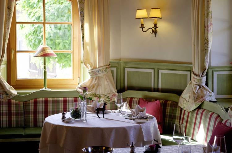 Festlich gedeckter Tisch im Restaurant Hirsch in Sonnenbühl-Erpfingen