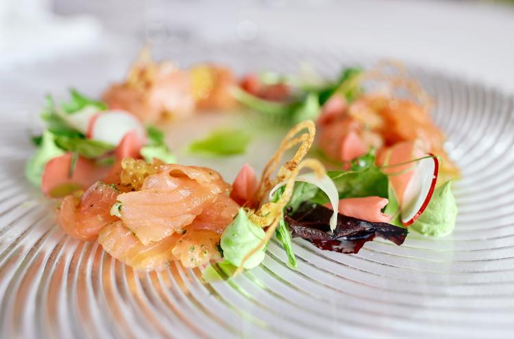 Feines Gourmetgericht mit Lachs und kunstvoller Dekoration im Romantik Hotel | Restaurant Hirsch auf der Schwäbischen Alb