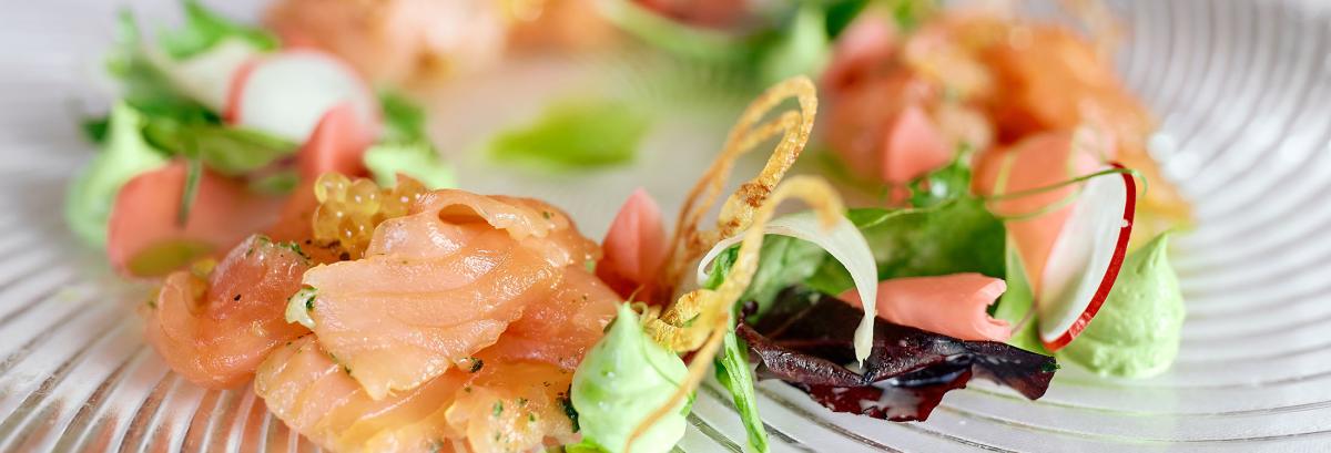Feines Gourmetgericht mit Lachs und kunstvoller Dekoration im Romantik Hotel | Restaurant Hirsch auf der Schwäbischen Alb