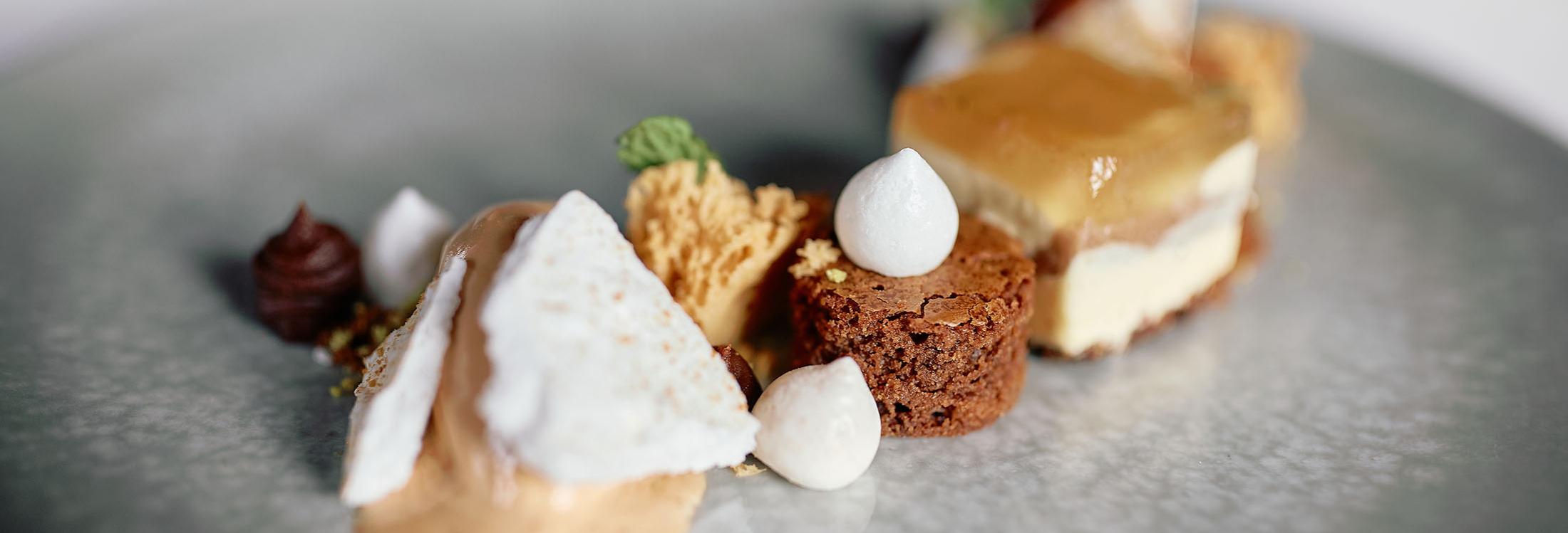 Dessertvariation auf silbernem Teller im Restaurant Hirsch in Sonnenbühl auf der Schwäbischen Alb