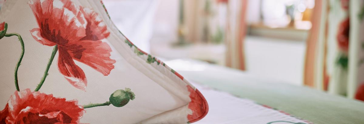 Geblümtes Kissen auf Hotelbett im Romantik Hotel | Restaurant Hirsch auf der Schwäbischen Alb