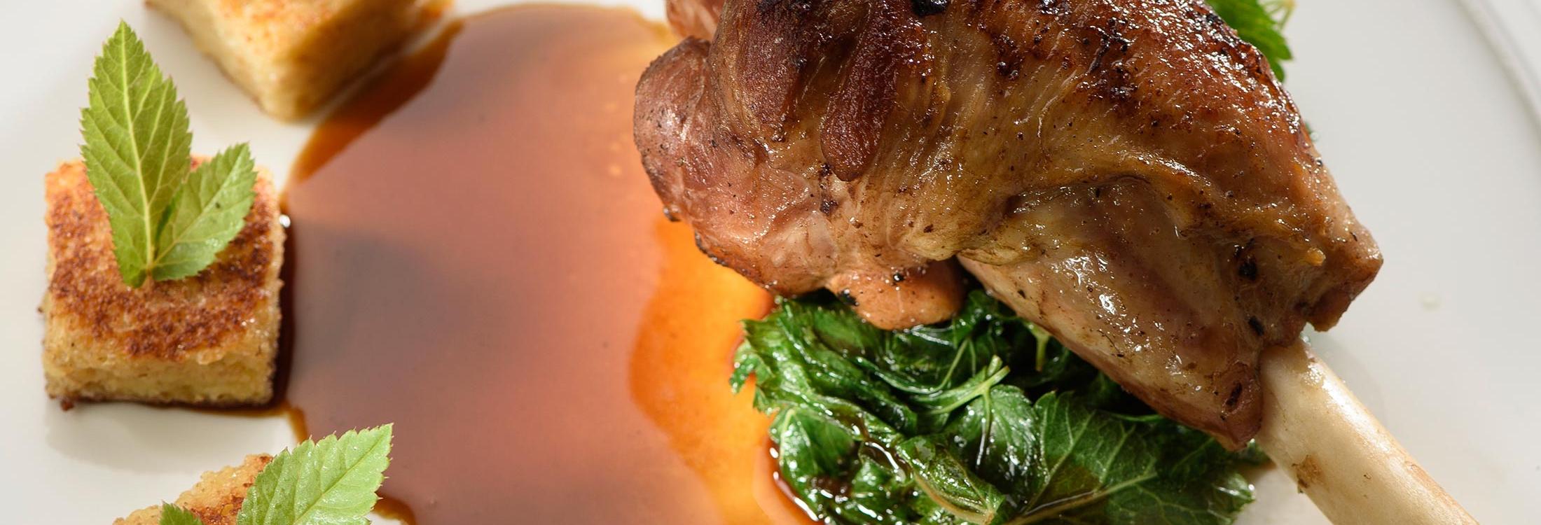 Alblamm-Haxe angerichtet auf Teller aus Restaurant Hirsch auf der Schwäbischen Alb