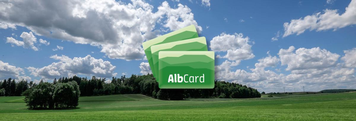 Die Albcard vor einer Feldlandschaft mit blauem Himmel in der Nähe des Romantik Hotel | Restaurant Hirsch auf der Schwäbischen Alb