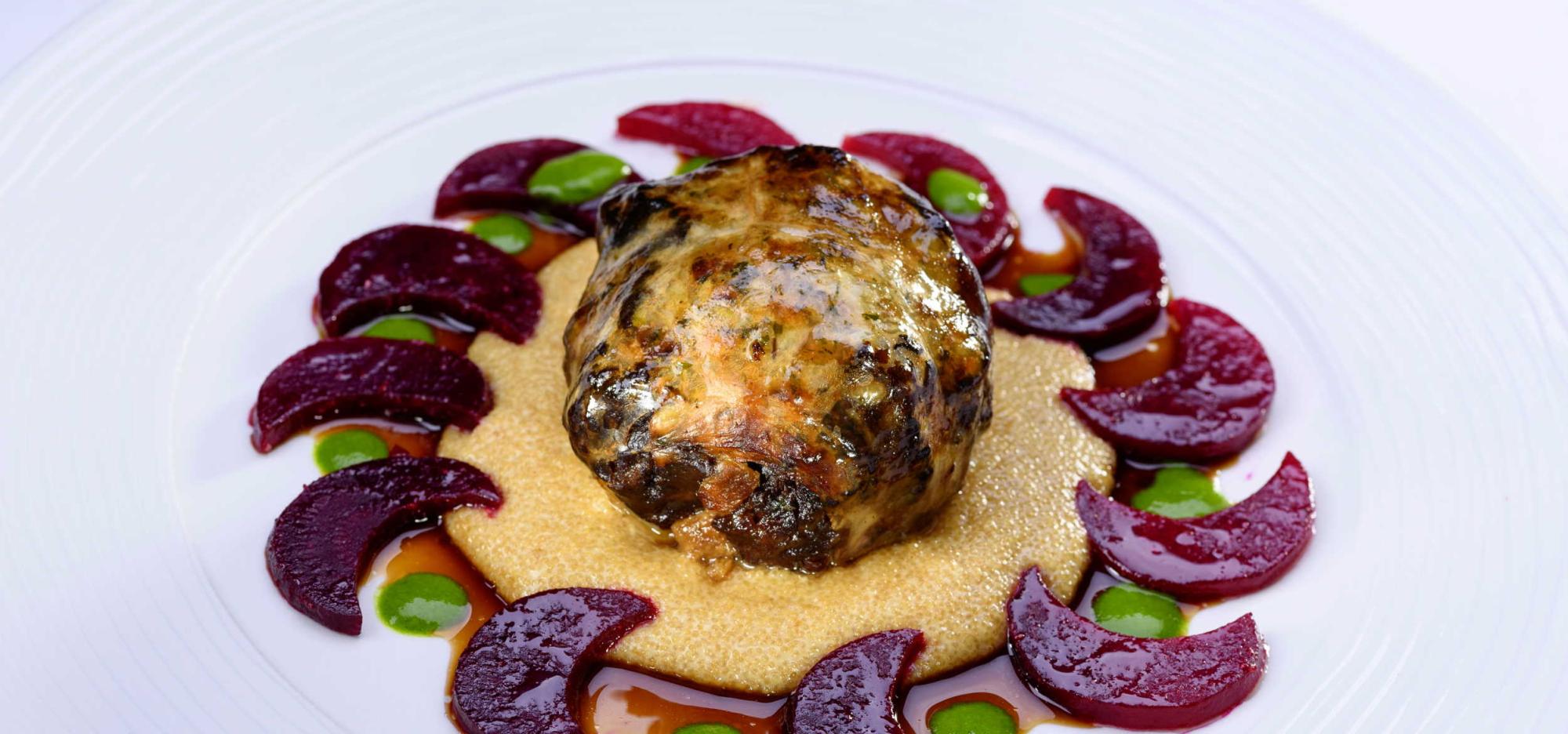 Frischkäseparfait mit Bärlauch angerichtet auf einem Teller aus dem Romantik Hotel | Restaurant Hirsch auf der Schwäbischen Alb