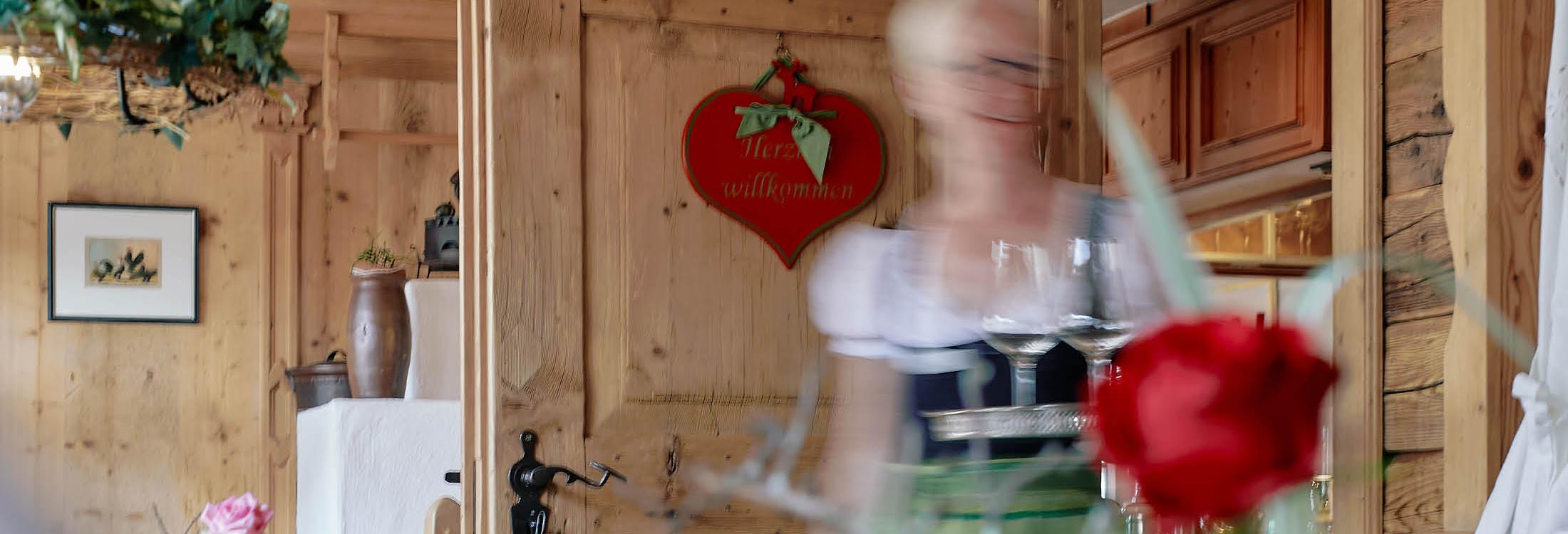 Ansprechend angerichtete Vorspeisen auf weißen Schalen im Romantik Hotel | Restaurant Hirsch auf der Schwäbischen Alb
