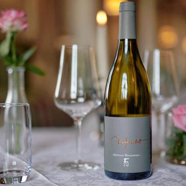 Edition Windhösel auf festlich gedecktem Tisch im Romantik Hotel | Restaurant Hirsch auf der Schwäbischen Alb