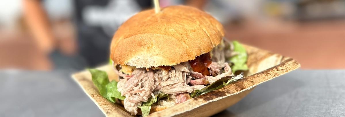 FPulled-Pork-Burger mit frischem Salat im weichen Brötchen – aus dem Burger-Mittwoch im Romantik Hotel | Restaurant Hirsch in Sonnenbühl-Erpfingen auf der Schwäbischen Alb