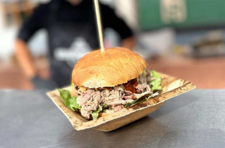 Saftiger Pulled-Pork-Burger frisch zubereitet im Romantik Hotel | Restaurant Hirsch auf der Schwäbischen Alb