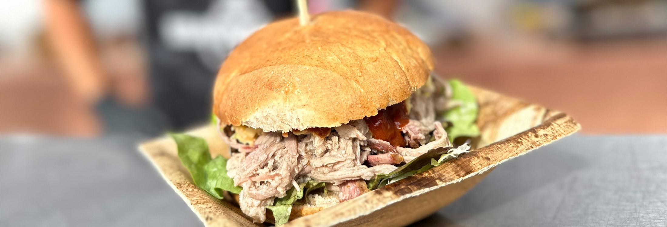 FPulled-Pork-Burger mit frischem Salat im weichen Brötchen – aus dem Burger-Mittwoch im Romantik Hotel | Restaurant Hirsch in Sonnenbühl-Erpfingen auf der Schwäbischen Alb