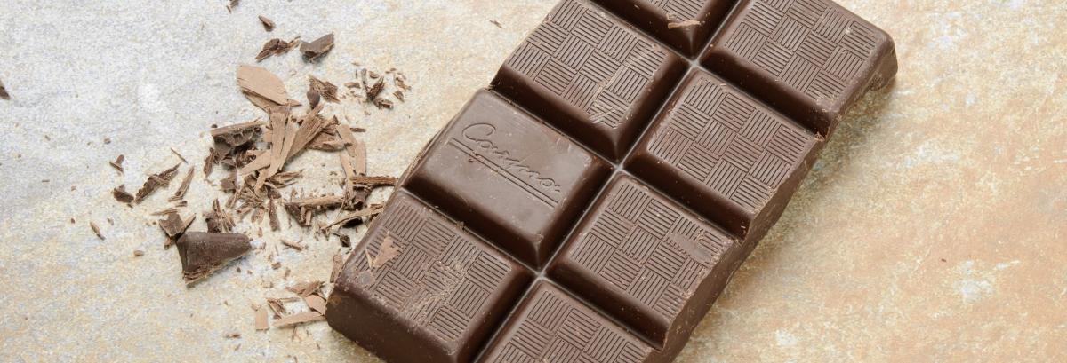 Dark chocolate bar with fine chocolate chips on a light-coloured stone surface at the Romantik Hotel | Restaurant Hirsch in the Swabian Alb